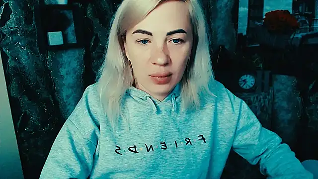 Snapshot of EmmaCat_ chatting on 10.27.25 EmmaCat online show from 10.27.25