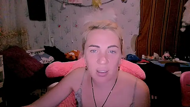 Snapshot of EmmaCat_ chatting on 10.29.25 EmmaCat online show from 10.29.25