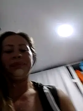 LaraCaliente online show from 11.14.25