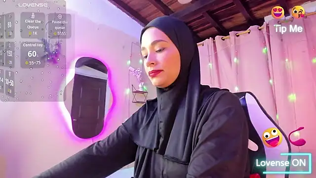 Snapshot of ShanaJamil chatting on 10.14.25 ShanaJamil online show from 10.14.25