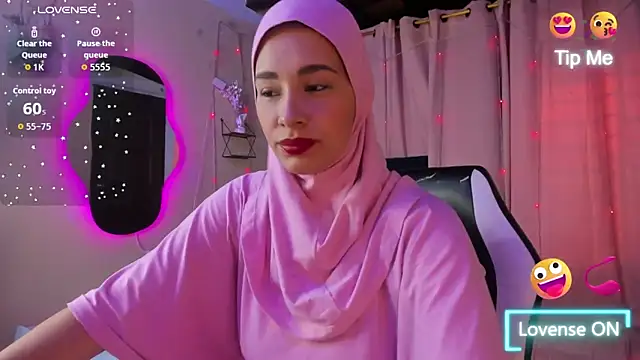 Snapshot of ShanaJamil chatting on 10.16.25 ShanaJamil online show from 10.16.25