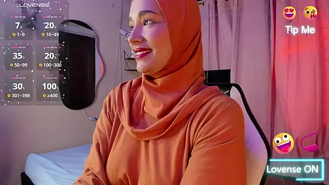 Snapshot of ShanaJamil chatting on 10.21.25 ShanaJamil online show from 10.21.25