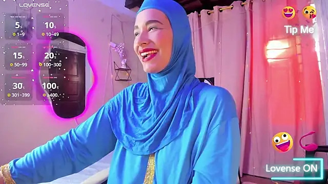 Snapshot of ShanaJamil chatting on 10.30.25 ShanaJamil online show from 10.30.25