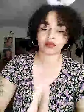 Snapshot of Julie_wallace chatting on 11.04.25 Julie wallace online show from 11.04.25