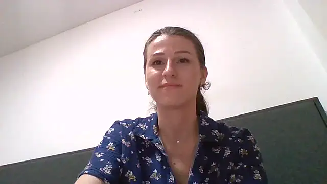 Yverlia online show from 10.04.25