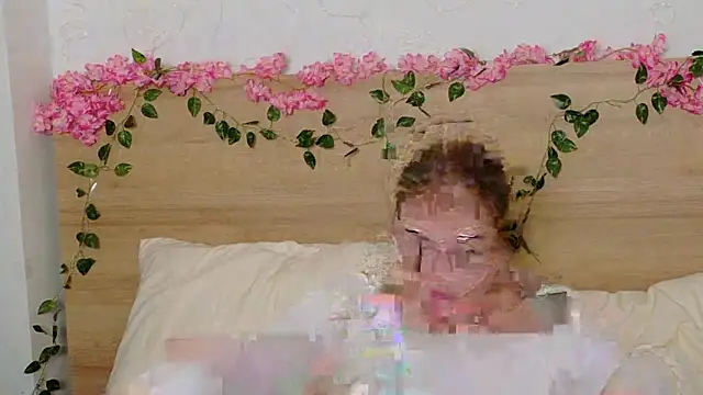 Lilith Bonheur online show from 10.18.25