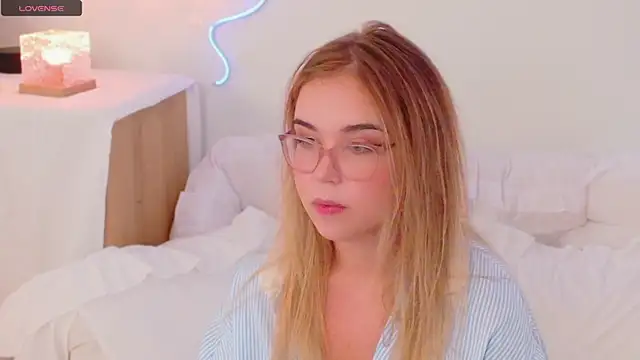 Lilith Bonheur online show from 12.02.25