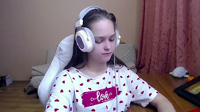 Snapshot of SharybbFace chatting on 10.16.25 SharybbFace online show from 10.16.25