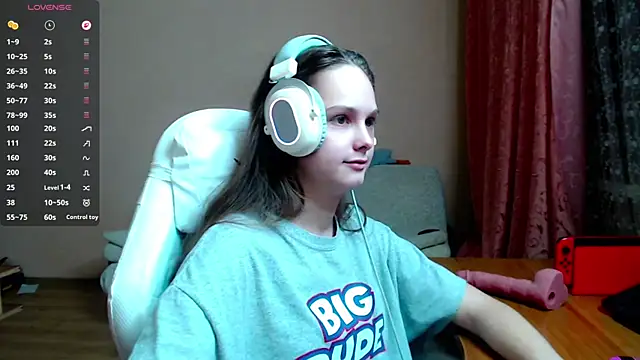 Snapshot of SharybbFace chatting on 10.28.25 SharybbFace online show from 10.28.25