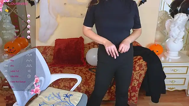 JuicyLullu online show from 10.17.25