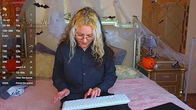 JuicyLullu online show from 10.19.25