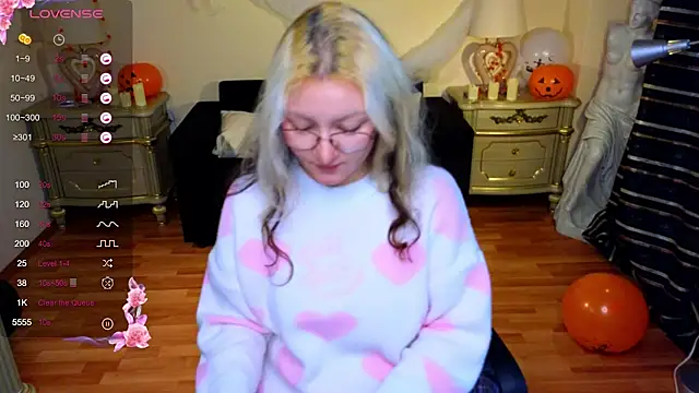 JuicyLullu online show from 10.21.25