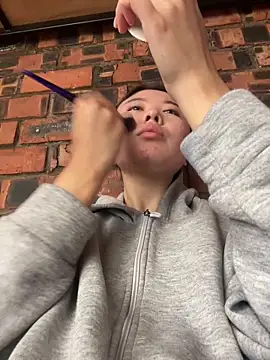 Snapshot of LAURA_LLL chatting on 09.20.25 LAURA LLL online show from 09.20.25