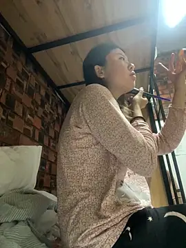 Snapshot of LAURA_LLL chatting on 11.01.25 LAURA LLL online show from 11.01.25