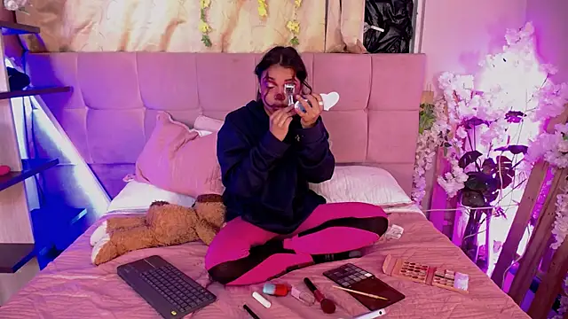 Snapshot of Dakashyten chatting on 10.31.25 Dakashyten online show from 10.31.25