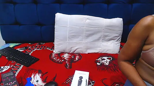 Snapshot of SexyBeverly_ chatting on 10.23.25 SexyBeverly online show from 10.23.25