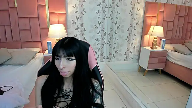 Snapshot of LaylaaDoll chatting on 10.01.25 LaylaaDoll online show from 10.01.25