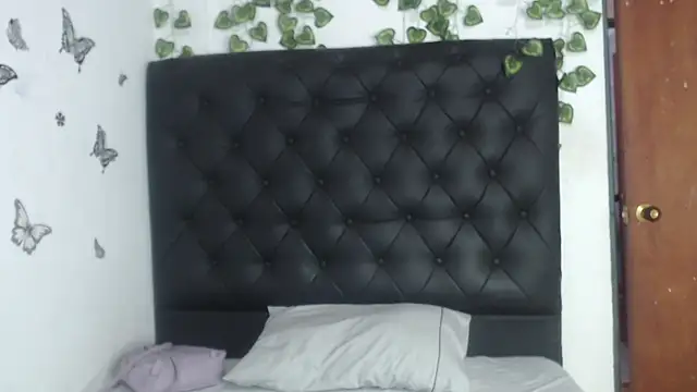 Snapshot of isabel_09 chatting on 04.25.26 isabel 09 online show from 04.25.26