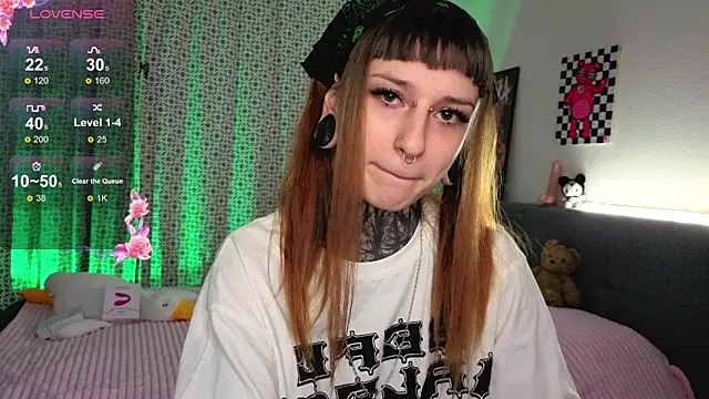 Snapshot of LilithPoison chatting on 10.23.25 LilithPoison online show from 10.23.25