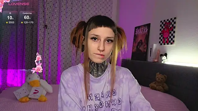 Snapshot of LilithPoison chatting on 10.26.25 LilithPoison online show from 10.26.25