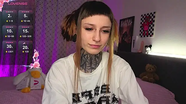 Snapshot of LilithPoison chatting on 10.29.25 LilithPoison online show from 10.29.25