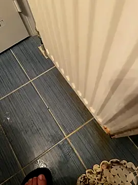 Snapshot of Iuny_21 chatting on 10.23.25 Iuny 21 online show from 10.23.25