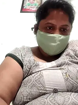 Snapshot of Mmm143 chatting on 10.04.25 Mmm143 online show from 10.04.25