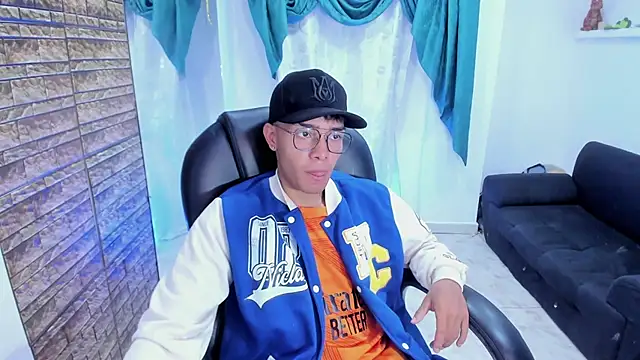 Snapshot of Hunteer_Boy chatting on 09.30.25 Hunteer Boy online show from 09.30.25