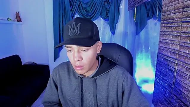 Snapshot of Hunteer_Boy chatting on 10.02.25 Hunteer Boy online show from 10.02.25