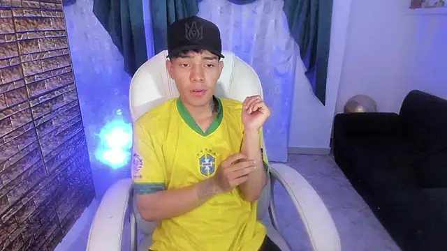 Snapshot of Hunteer_Boy chatting on 10.06.25 Hunteer Boy online show from 10.06.25