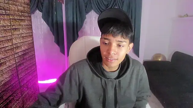 Snapshot of Hunteer_Boy chatting on 10.09.25 Hunteer Boy online show from 10.09.25