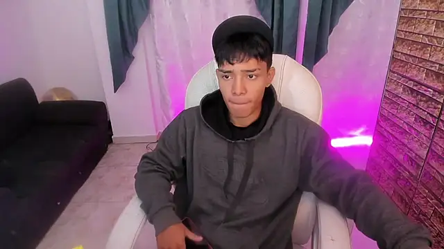 Snapshot of Hunteer_Boy chatting on 10.11.25 Hunteer Boy online show from 10.11.25