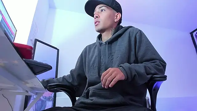 Snapshot of Hunteer_Boy chatting on 10.13.25 Hunteer Boy online show from 10.13.25