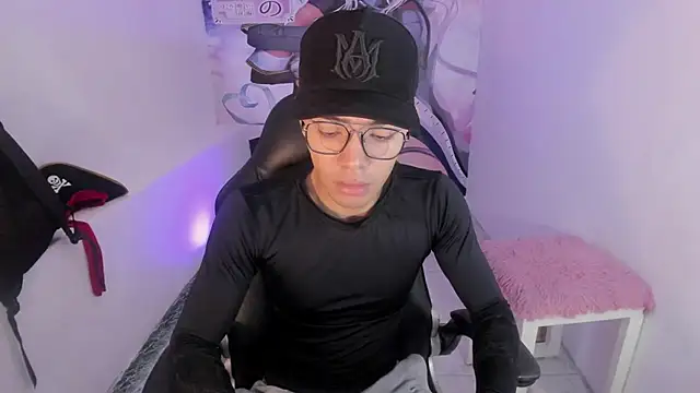 Snapshot of Hunteer_Boy chatting on 10.29.25 Hunteer Boy online show from 10.29.25