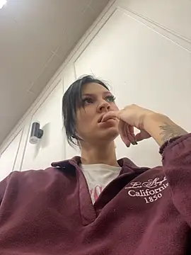 Snapshot of EmmaStarkk chatting on 10.17.25 EmmaStarkk online show from 10.17.25