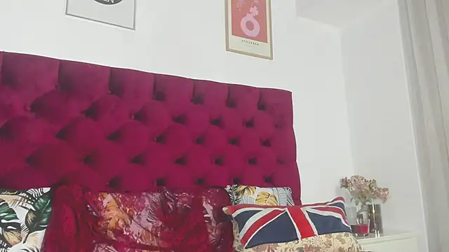 Snapshot of OdetteOcean chatting on 10.30.25 OdetteOcean online show from 10.30.25