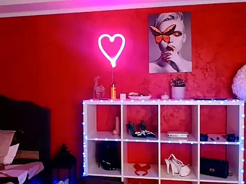 Snapshot of SuzanStacks chatting on 09.25.25 SuzanStacks online show from 09.25.25