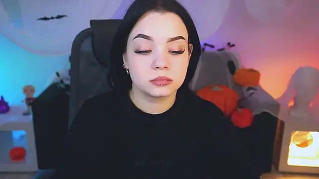 leslierowe  online show from 10.19.25