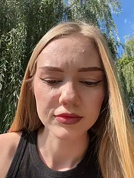 Snapshot of MilaMoone chatting on 09.17.25 MilaMoone online show from 09.17.25