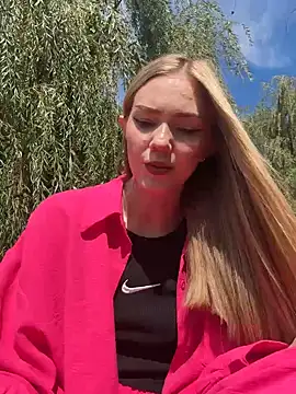 Snapshot of MilaMoone chatting on 09.18.25 MilaMoone online show from 09.18.25