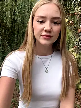 Snapshot of MilaMoone chatting on 09.20.25 MilaMoone online show from 09.20.25