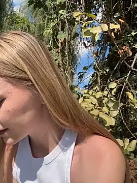 Snapshot of MilaMoone chatting on 09.21.25 MilaMoone online show from 09.21.25