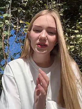 Snapshot of MilaMoone chatting on 09.22.25 MilaMoone online show from 09.22.25