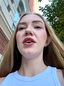 Snapshot of MilaMoone chatting on 09.23.25 MilaMoone online show from 09.23.25