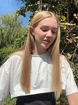 Snapshot of MilaMoone chatting on 09.25.25 MilaMoone online show from 09.25.25