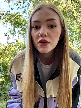 Snapshot of MilaMoone chatting on 09.28.25 MilaMoone online show from 09.28.25