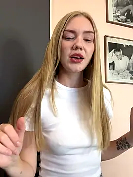 Snapshot of MilaMoone chatting on 09.30.25 MilaMoone online show from 09.30.25