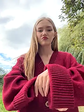 Snapshot of MilaMoone chatting on 10.02.25 MilaMoone online show from 10.02.25