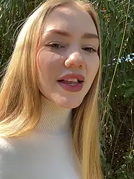 Snapshot of MilaMoone chatting on 10.04.25 MilaMoone online show from 10.04.25