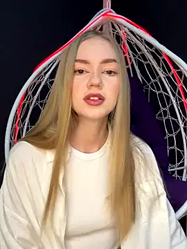 Snapshot of MilaMoone chatting on 10.05.25 MilaMoone online show from 10.05.25